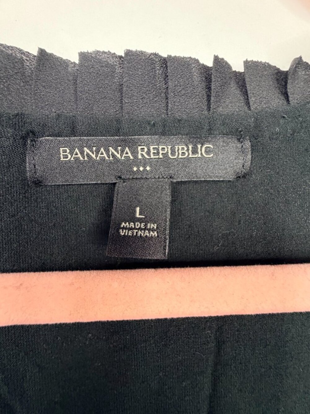 Banana Republic Ruffled V-Neck Shell Black Large #A3215 - Picture 4 of 7